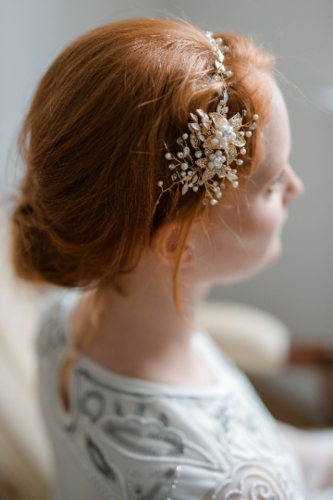 Haarband für die Braut - Blumen Haarband in Gold und Silber aus kleinen weißen Zierperlen und Strass