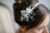 Haarband für die Braut - Blumen Haarband in Gold und Silber aus kleinen weißen Zierperlen und Strass