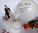 Hochzeitspaar auf einem abstraktem Fahrrad plus Luftballon